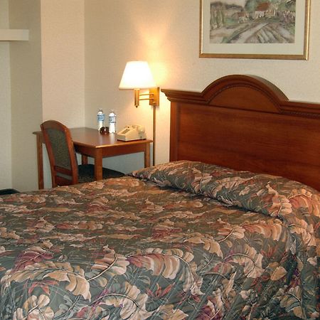 Shore Pointe Motor Lodge Of St Clair Shores Роузвил Екстериор снимка
