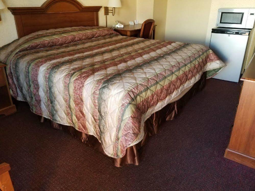Shore Pointe Motor Lodge Of St Clair Shores Роузвил Екстериор снимка
