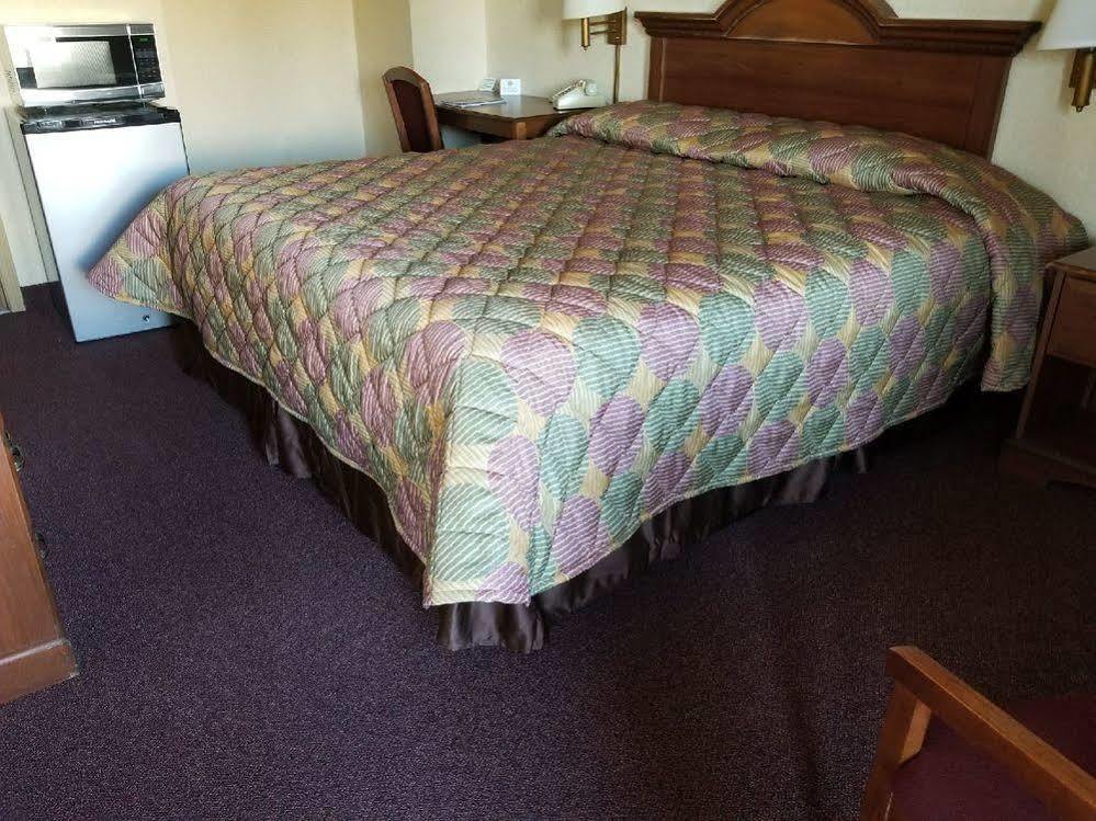 Shore Pointe Motor Lodge Of St Clair Shores Роузвил Екстериор снимка